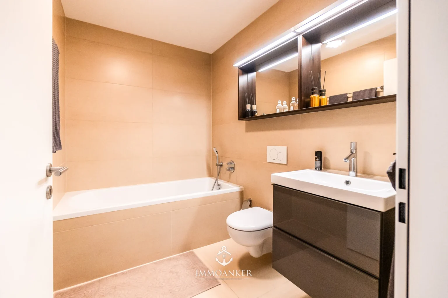 Modernes Badezimmer mit Wanne und Waschtisch