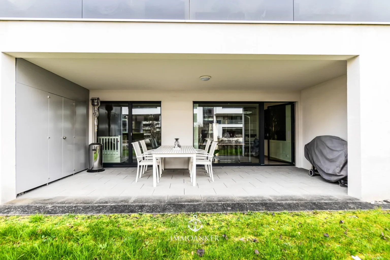 Überdachte Terrasse mit Esstisch