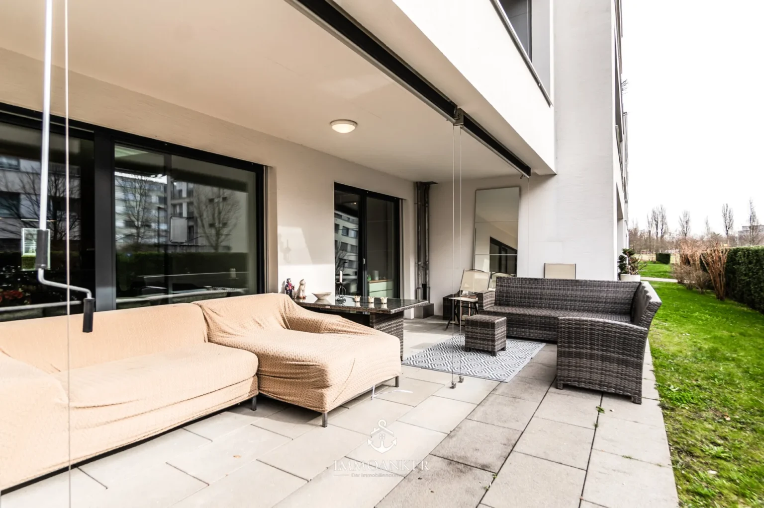 Überdachte Terrassenlounge mit Gartenblick