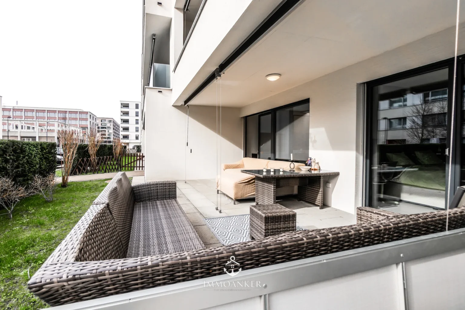 Überdachte Terrasse mit Lounge-Möbeln