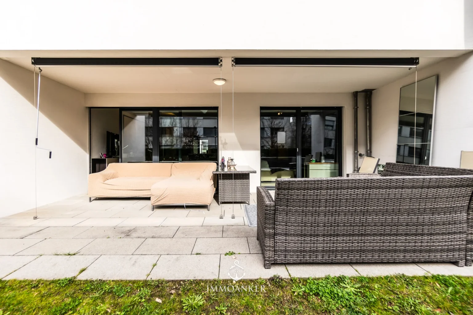 Überdachte Terrasse mit Lounge-Möbeln