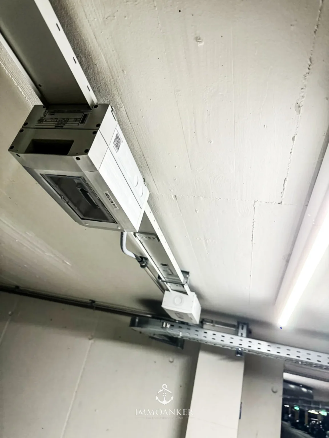 Technische Deckeninstallation in Innenraum