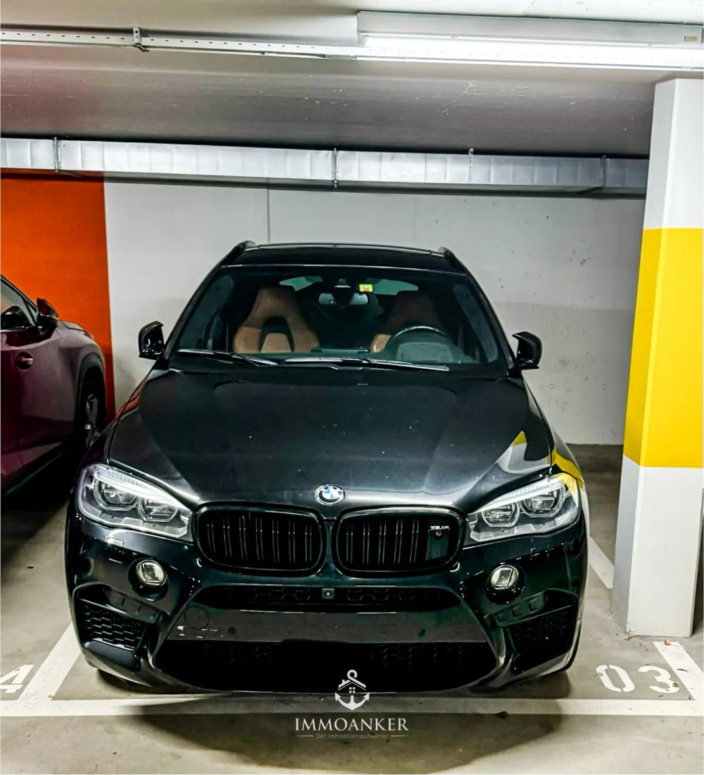 Tiefgarage mit Fahrzeug