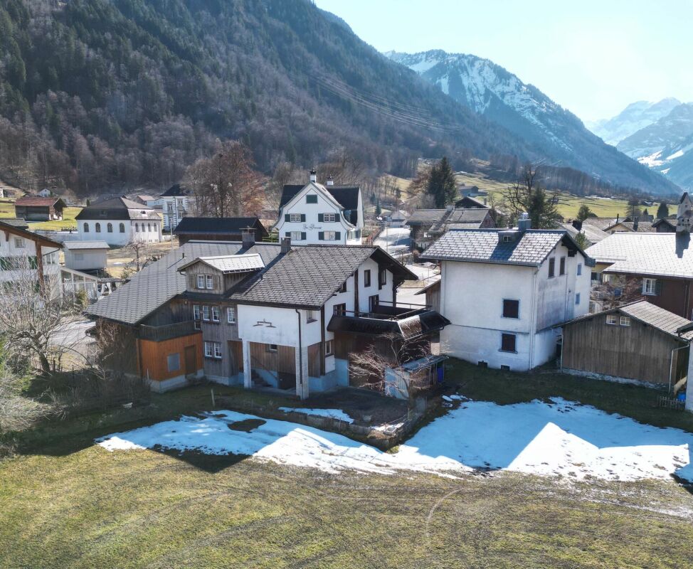 Alpines Dorf mit Bergkulisse