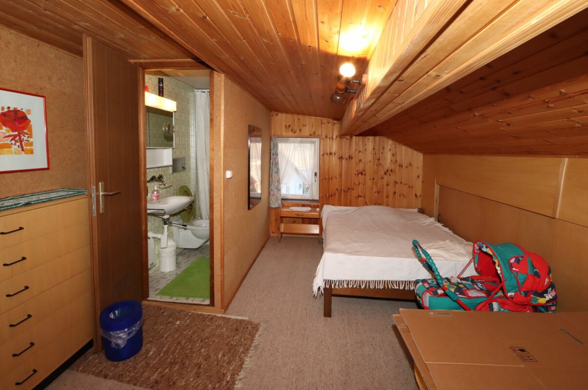 Dachzimmer mit Holzvertäfelung