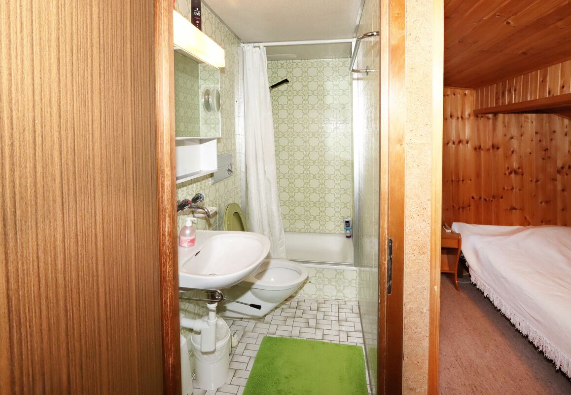 Kleines Badezimmer neben einem Schlafzimmer