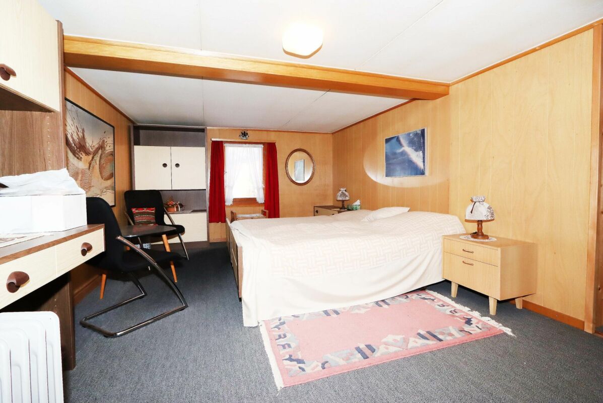 Gemütliches Schlafzimmer mit Holzvertäfelung