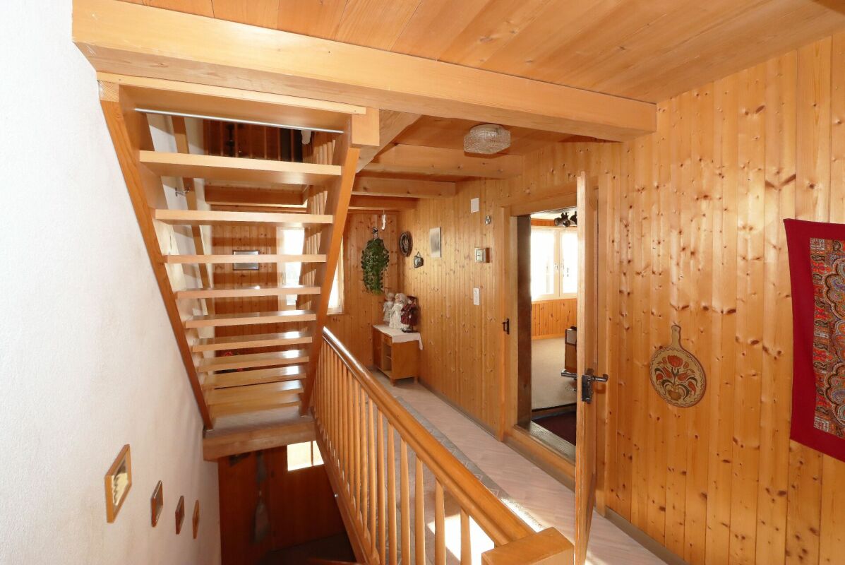 Holzverkleideter Flur mit Treppenpodest