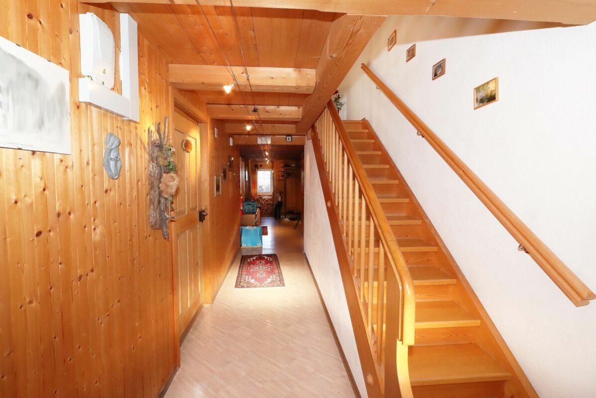 Holzvertäufter Flur mit Treppe