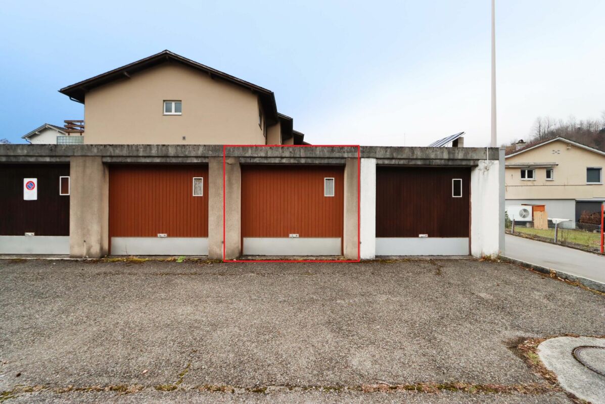 Garage- und Zufahrtsansicht