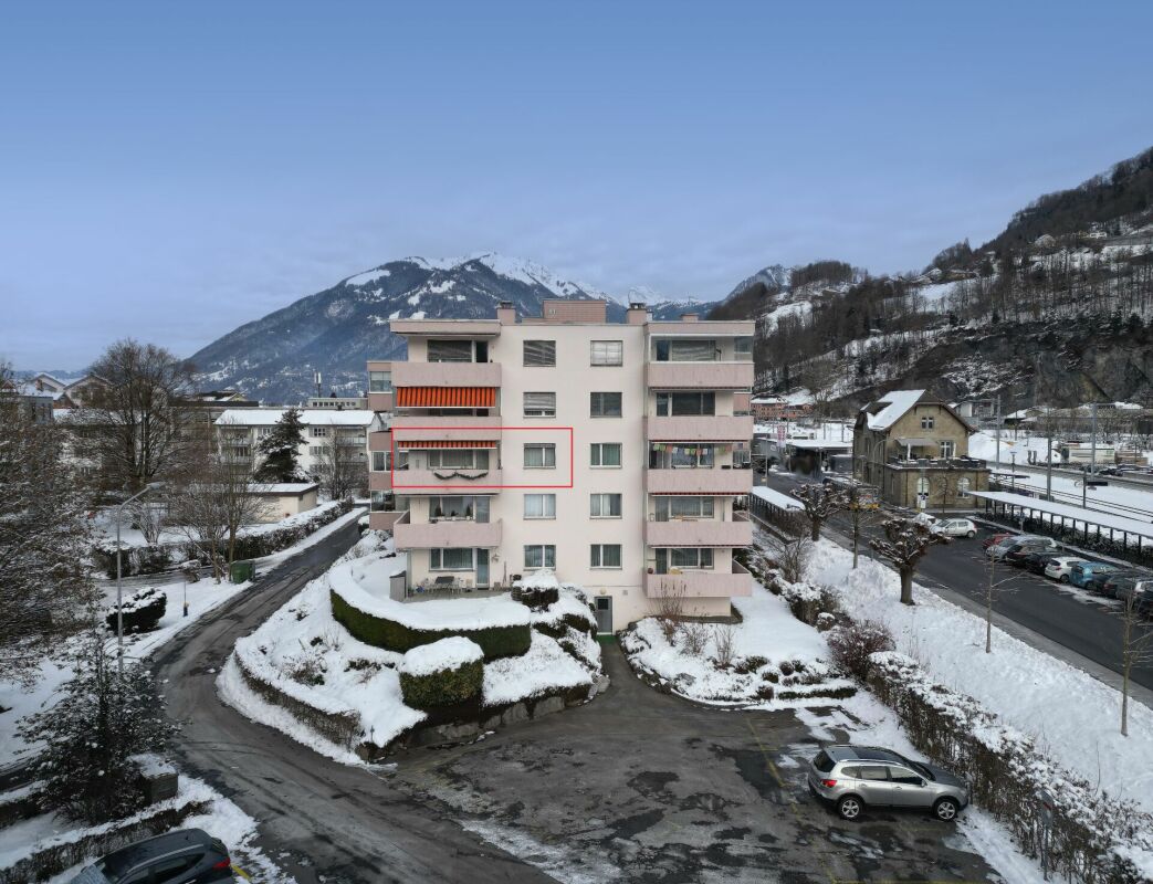 Wohnhaus in verschneiter Berglage