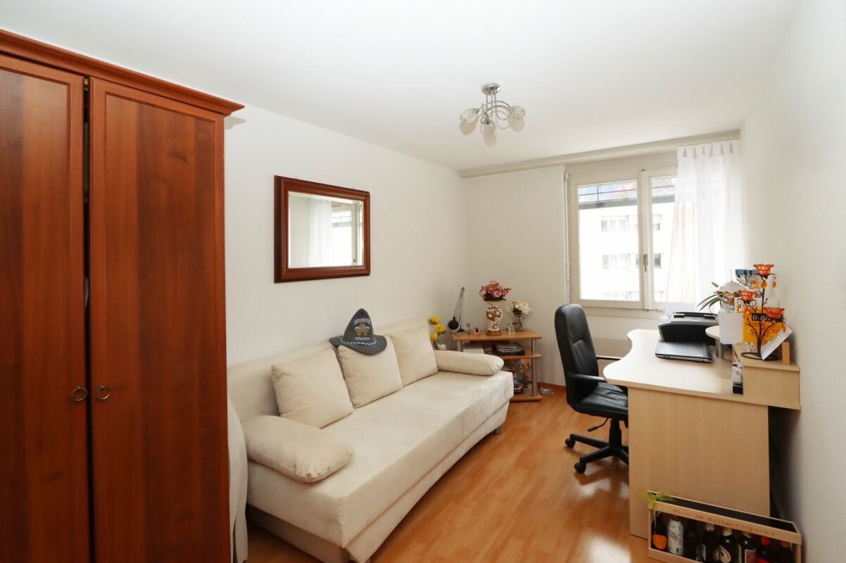 Kleines Arbeitszimmer mit Bettsofa und Schreibtisch