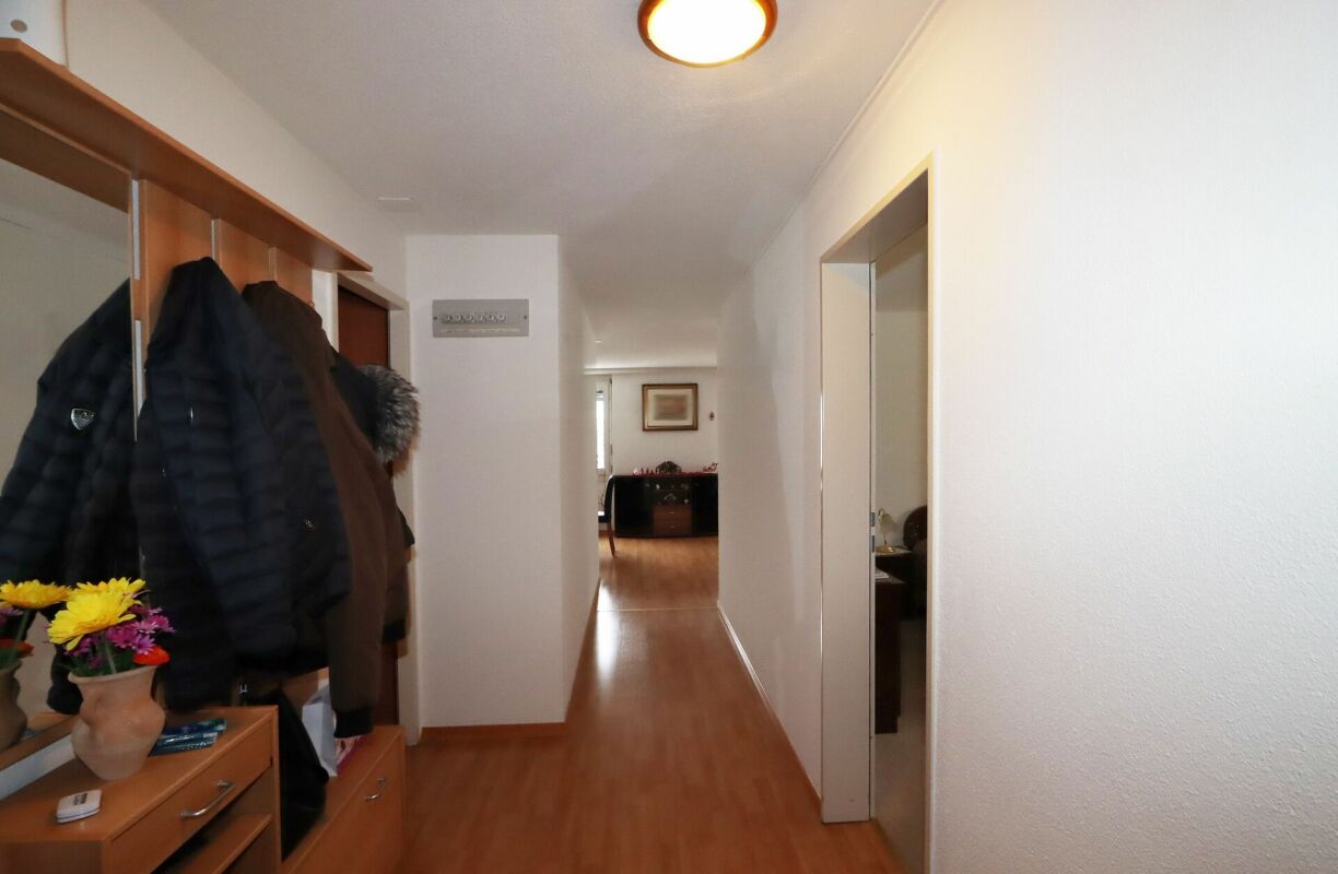 Heller Flur mit Garderobe