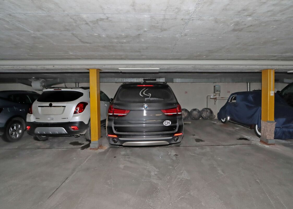 Tiefgarage mit geparkten Fahrzeugen
