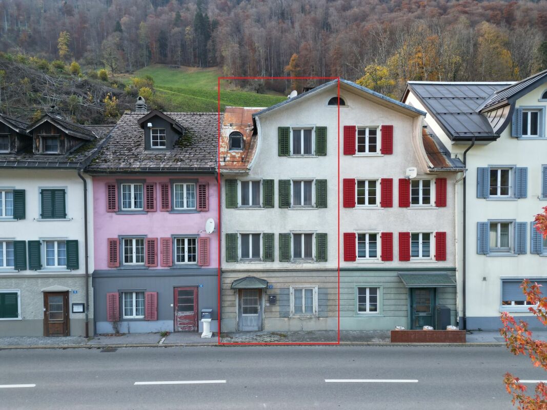 Historische Häuserzeile an einer Straße