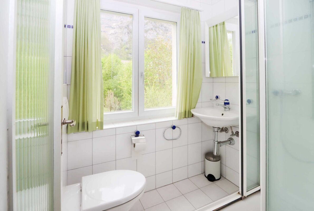Badezimmer mit Fenster und Dusche