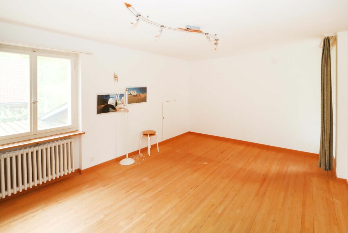 Helles, leeres Zimmer mit Holzfußboden