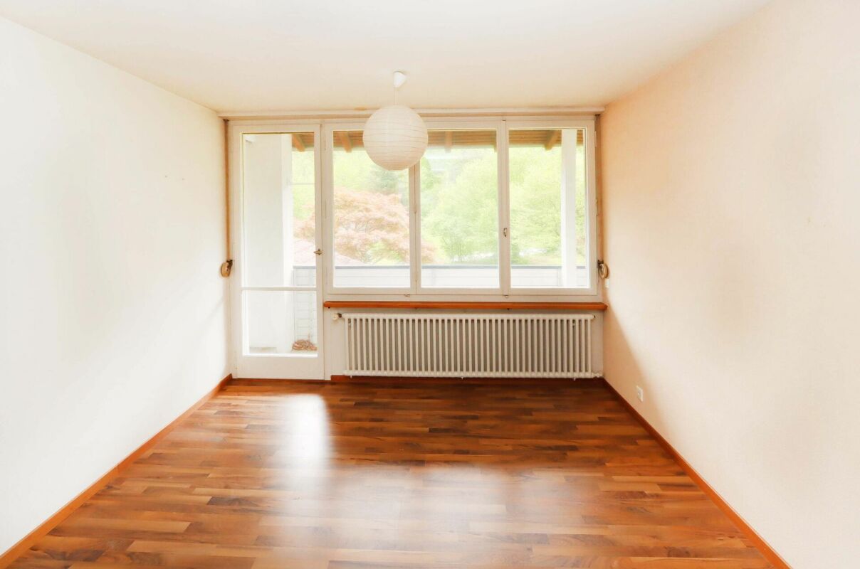 Leerer heller Raum mit Balkonfenster