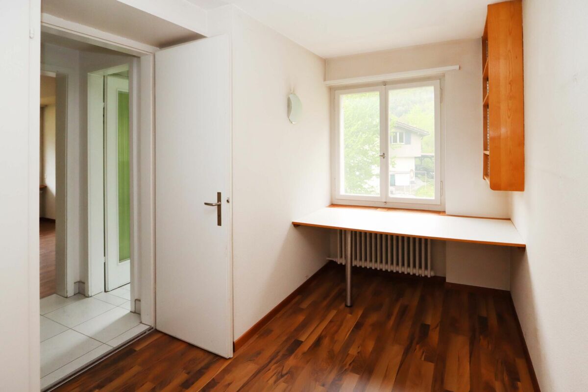Arbeitszimmer mit Fenster und Einbauelementen