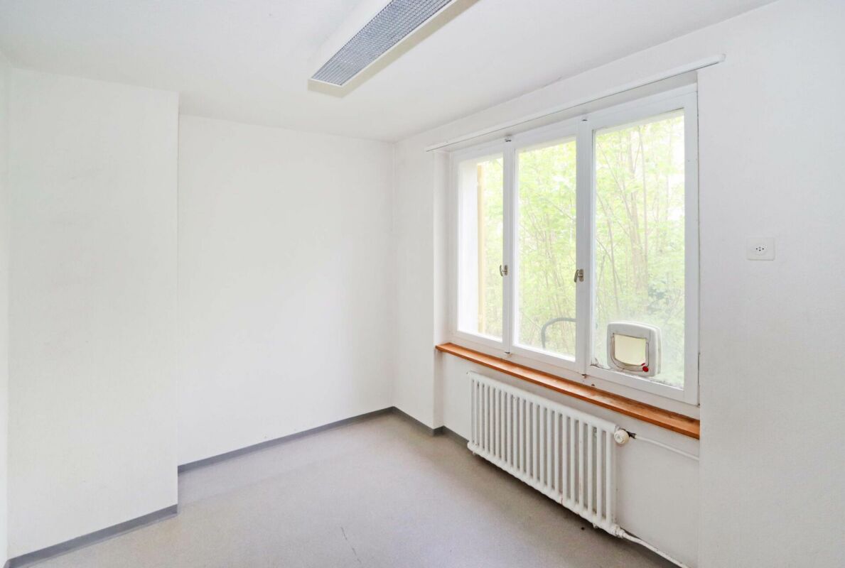 Heller leerer Raum mit Fenster und Heizkörper