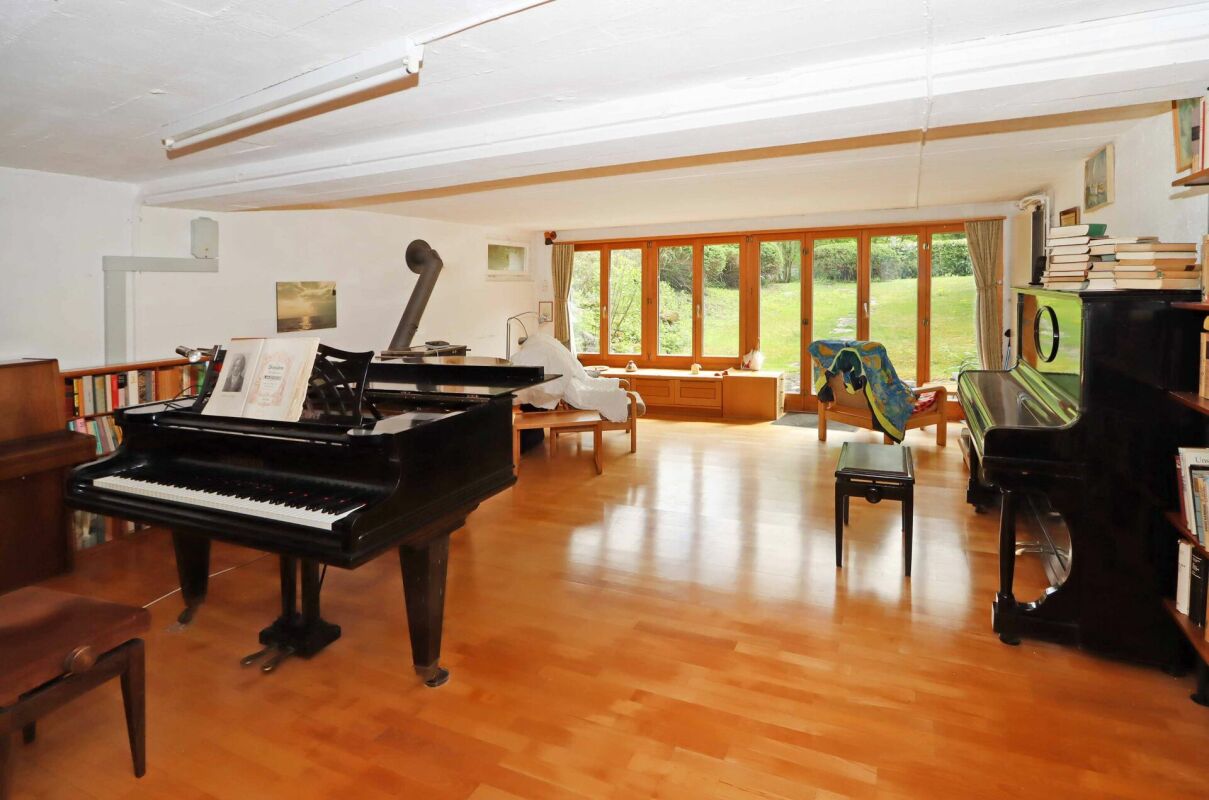 Musikzimmer mit Klavier und Gartenblick