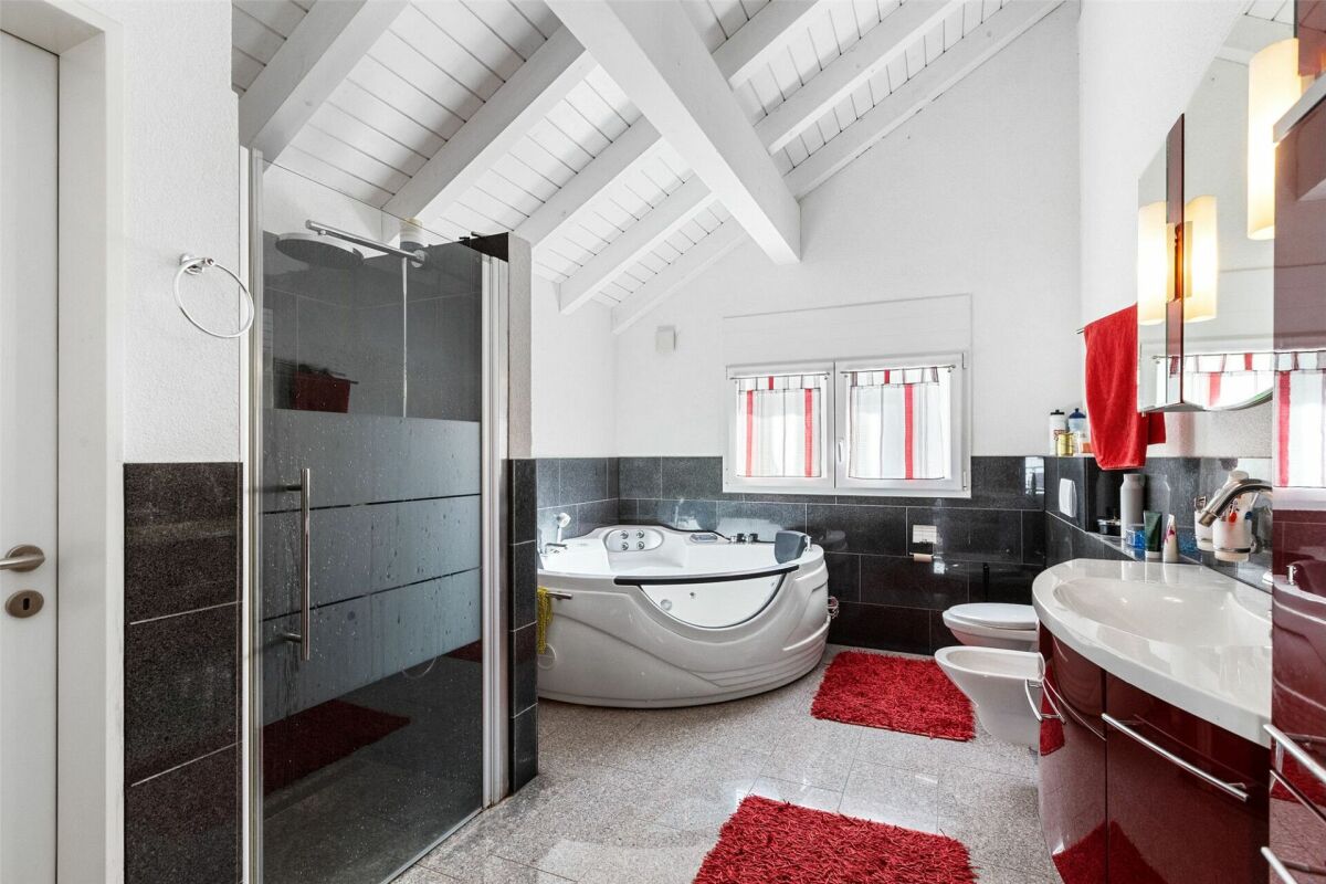 Modernes Badezimmer mit Dachschräge