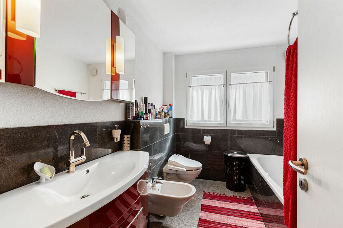 Modernes Badezimmer mit roten Akzenten