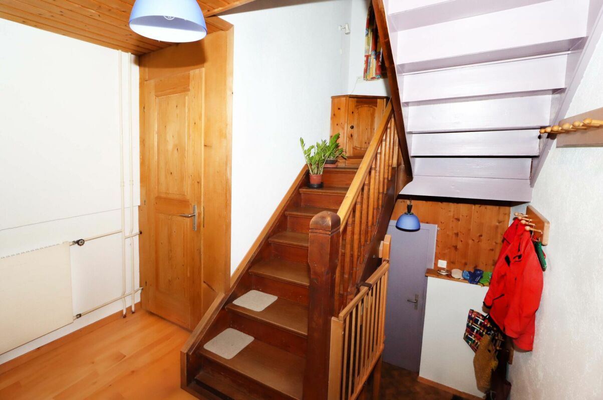 Treppenhaus mit Holztreppe