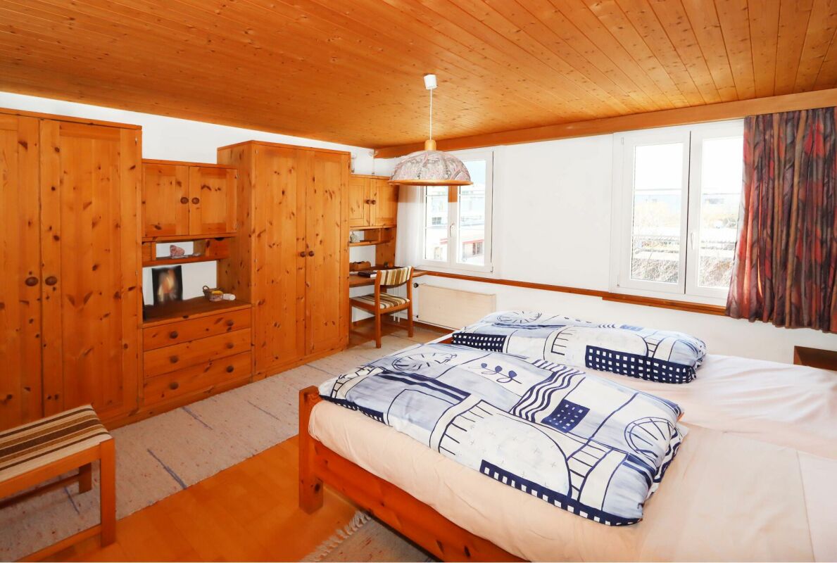 Gemütliches Schlafzimmer mit viel Holz