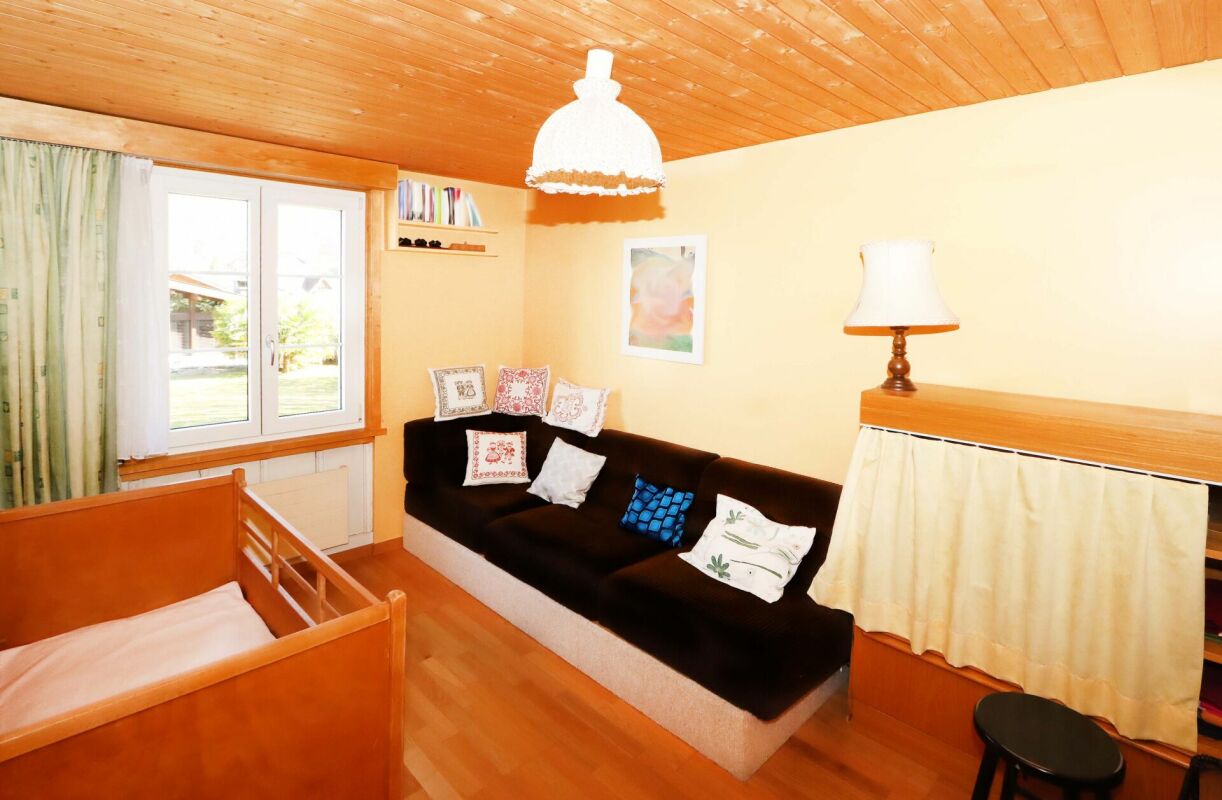 Gemütliches Schlafzimmer mit Holzdecke