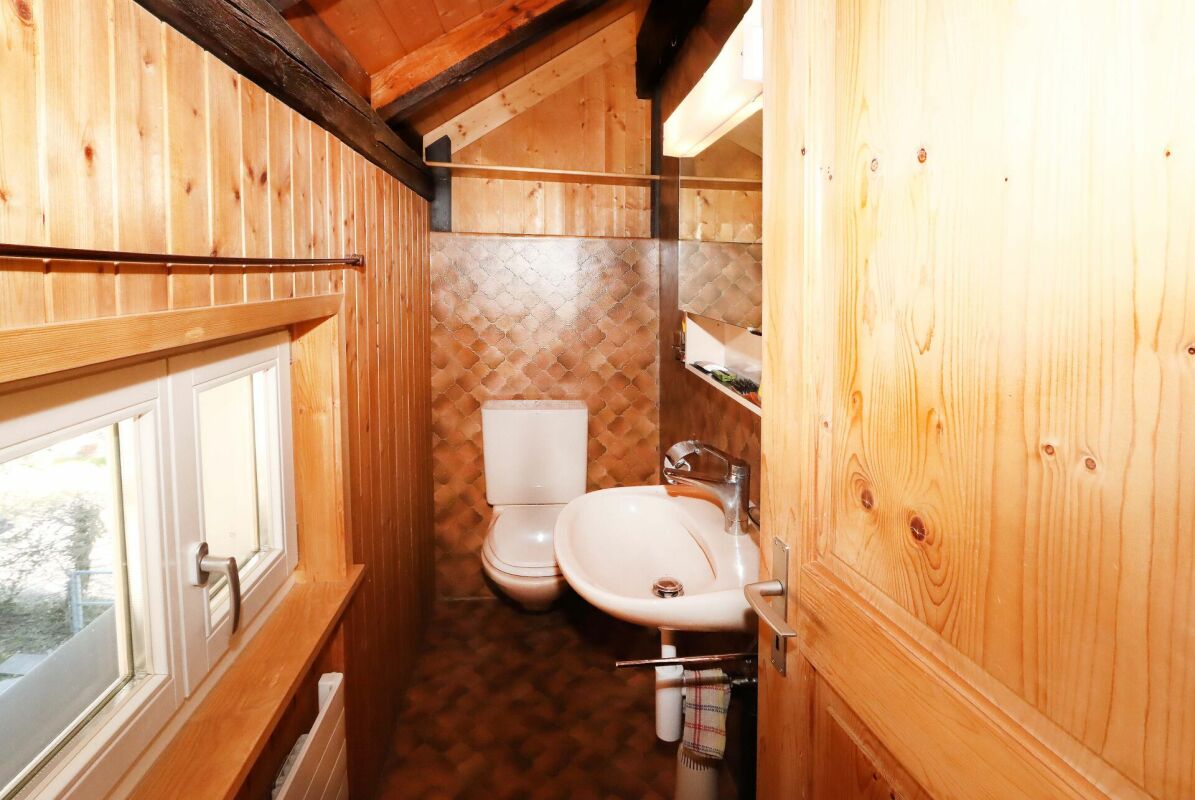 Kleines WC mit Holzverkleidung