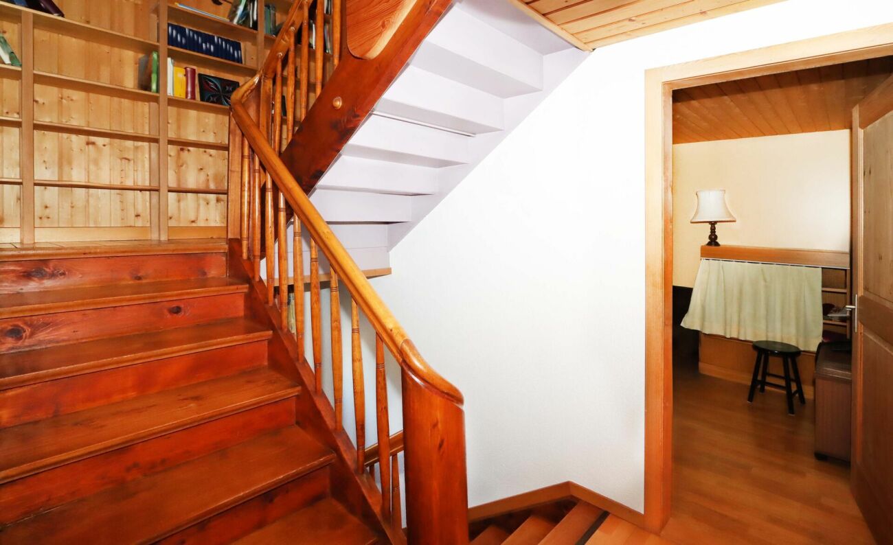 Treppenhaus mit Holzverkleidung