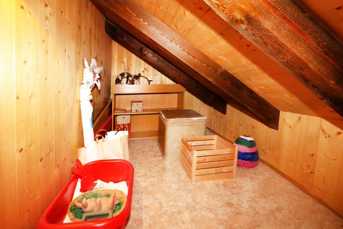 Dachboden mit Holzverkleidung und Schrägdach