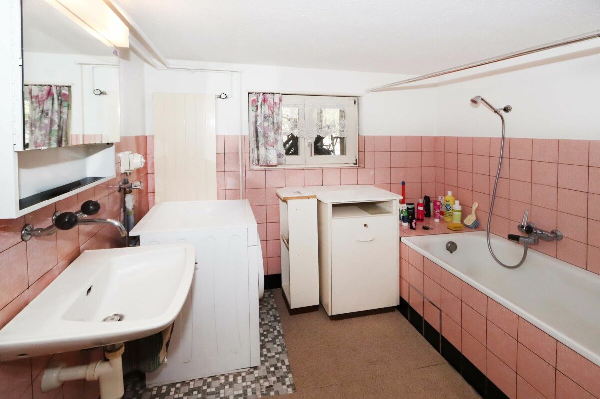 Badezimmer mit Badewanne und Waschbecken