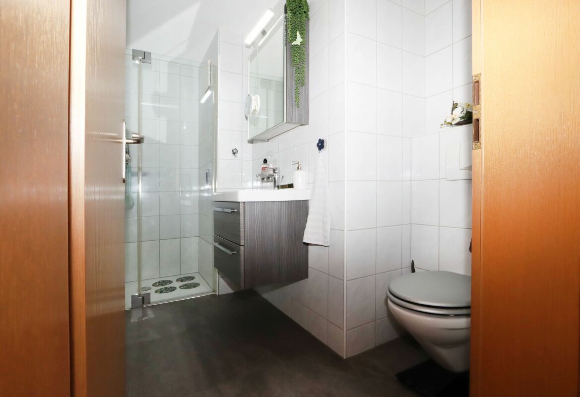 Kleines modernes Badezimmer mit Dusche und WC