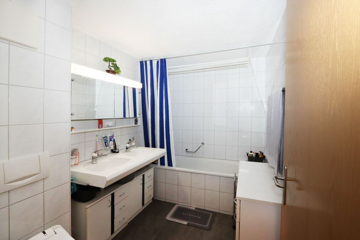Badezimmer mit Badewanne und Waschtisch