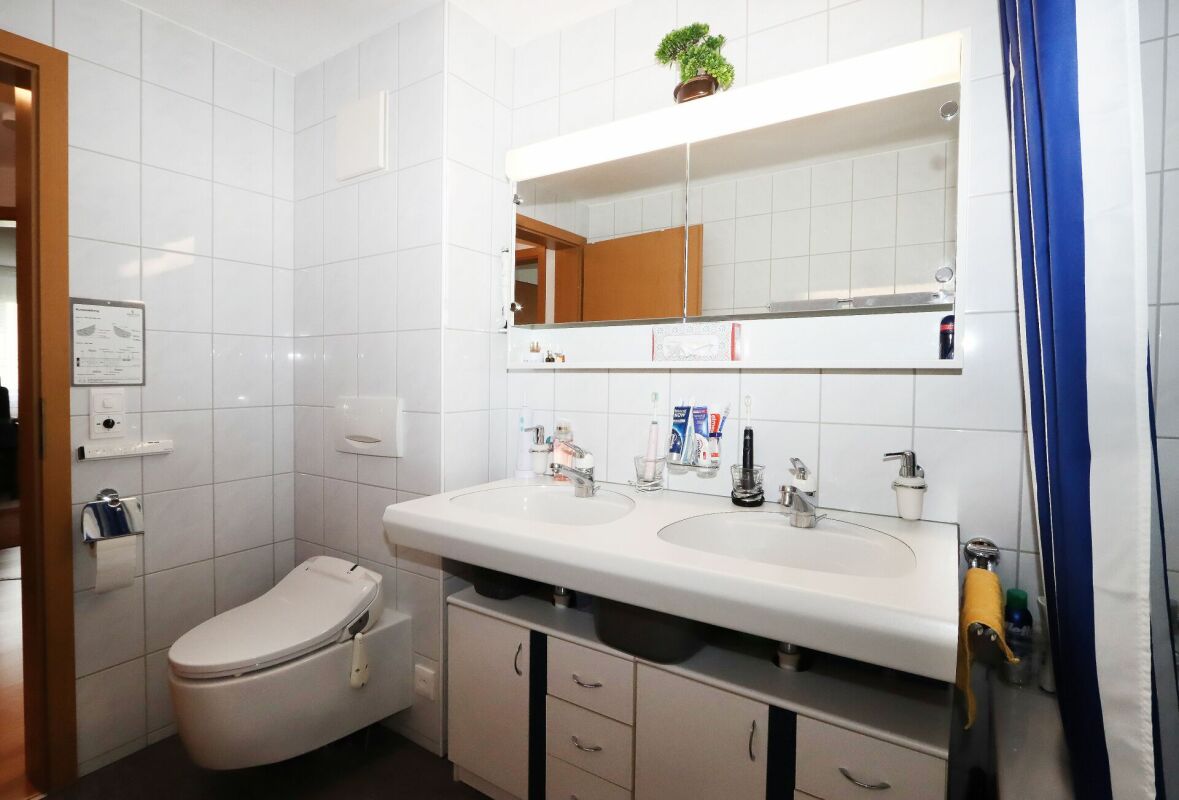 Modernes Bad mit Doppelwaschbecken und WC