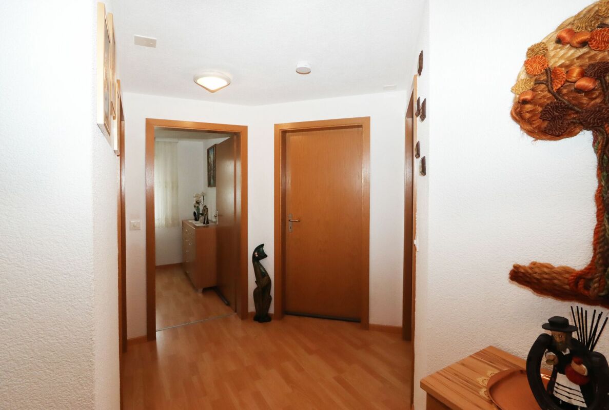 Flur mit Holztüren