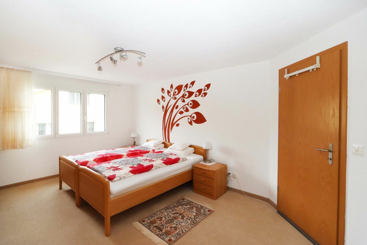 Helles Schlafzimmer mit Doppelbett