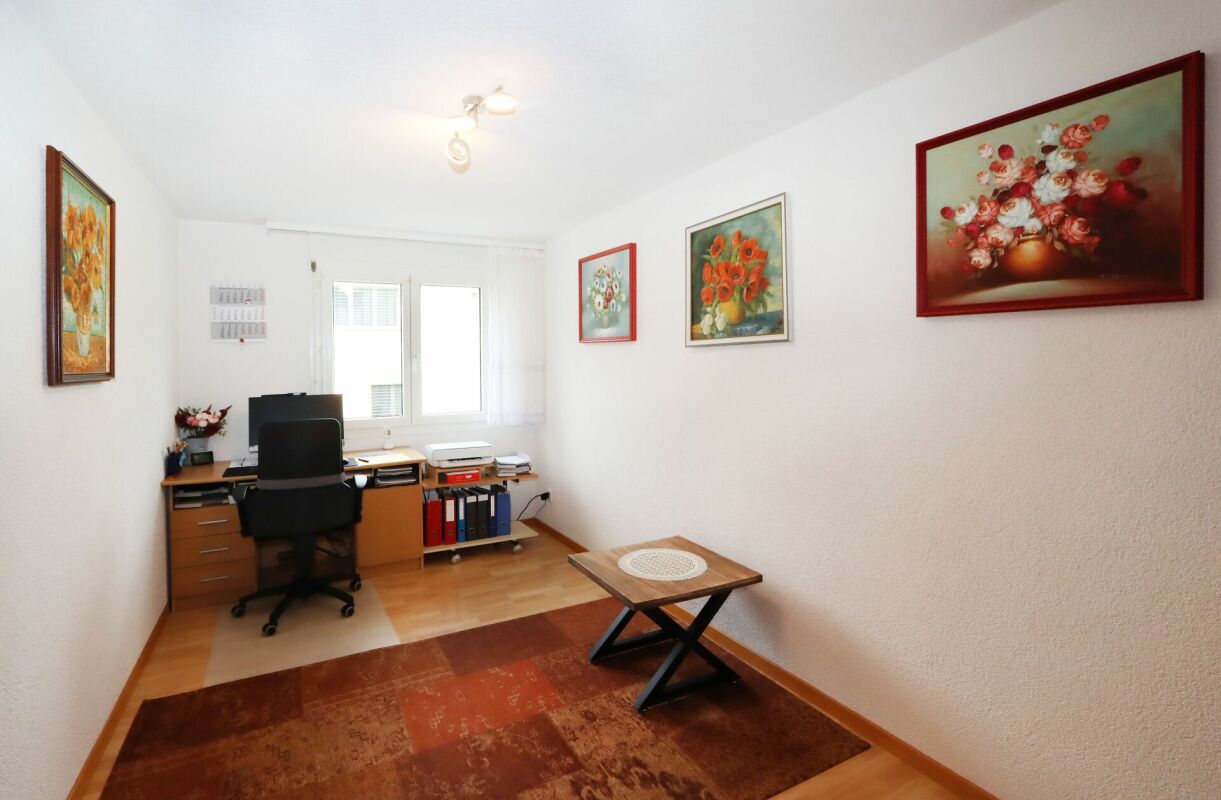 Büro- bzw. Arbeitszimmer mit Fenster und Bildern