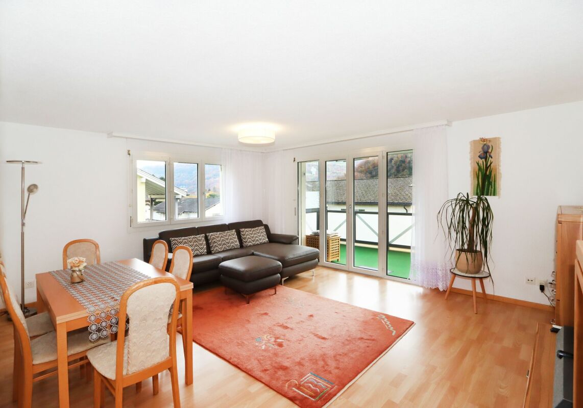 Helles Wohn- und Esszimmer mit Balkon