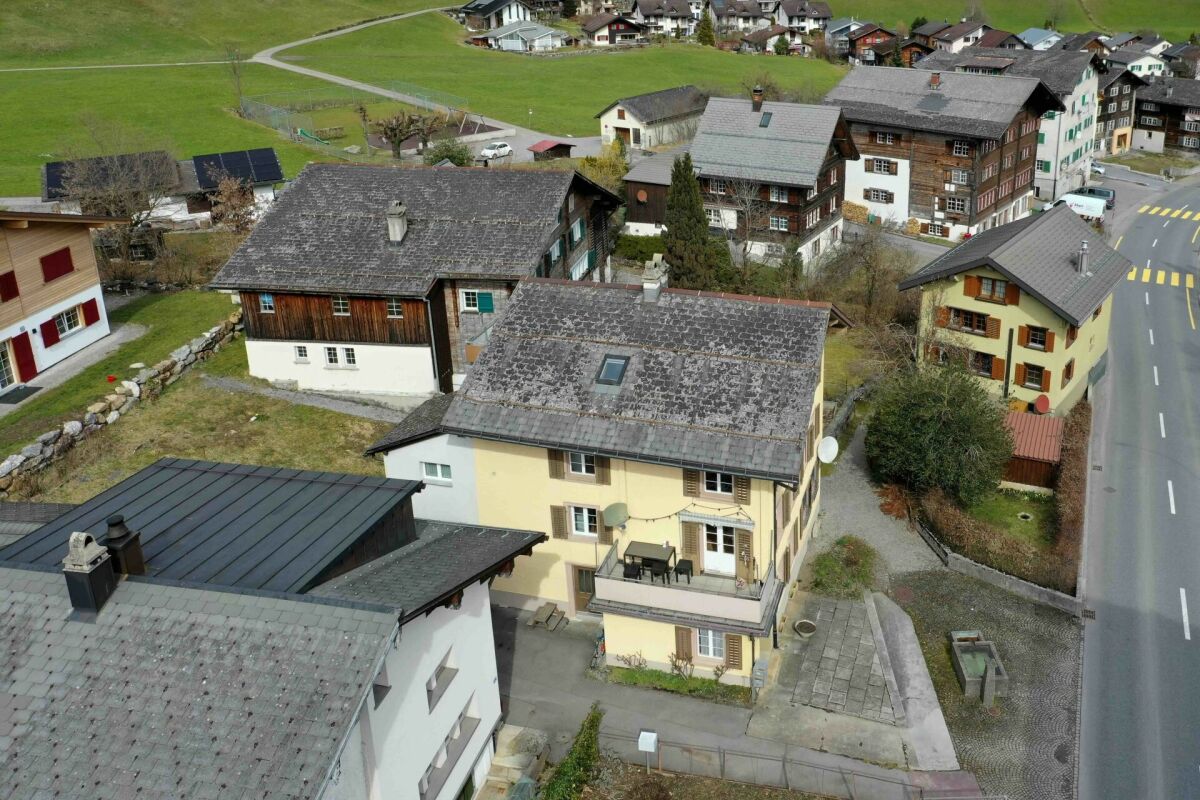 Luftaufnahme eines Dorfes mit Wohnhäusern