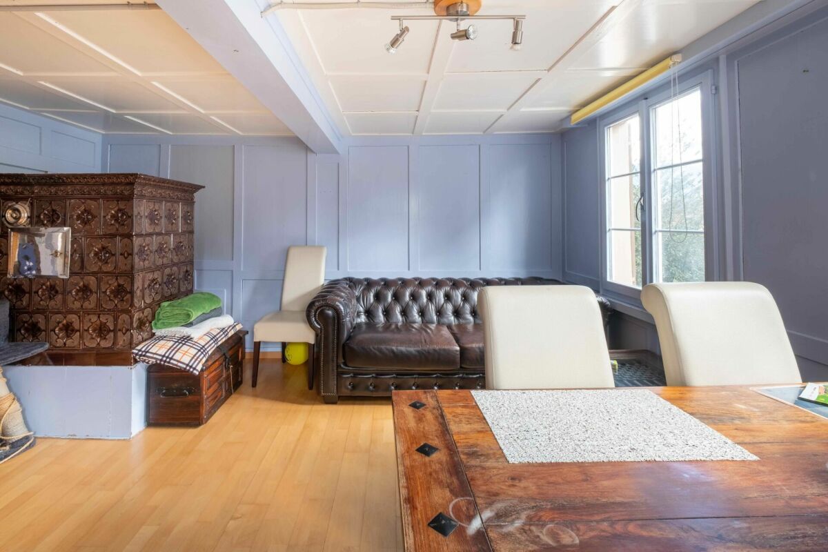 Wohnraum mit Kamin und Chesterfield-Sofa