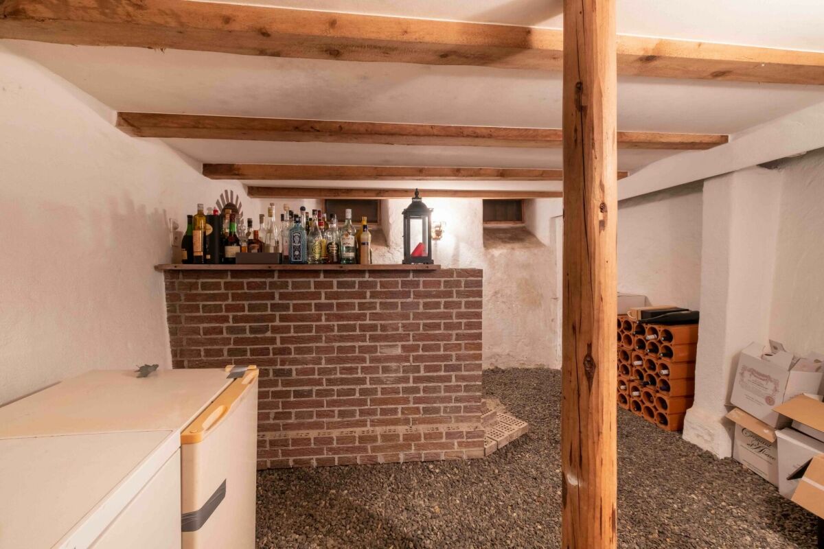 Gewölbekeller mit Bar und Weinkühllager