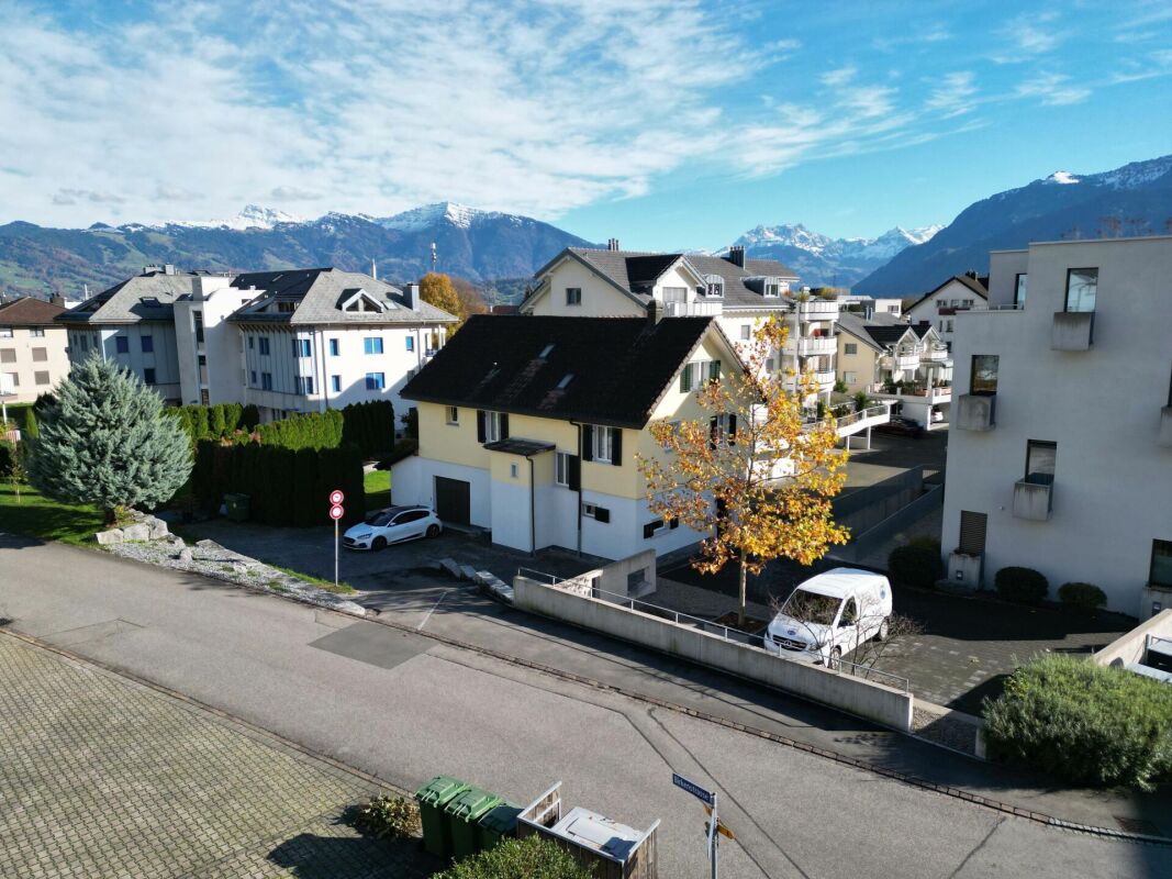 Wohnhaus mit Bergpanorama