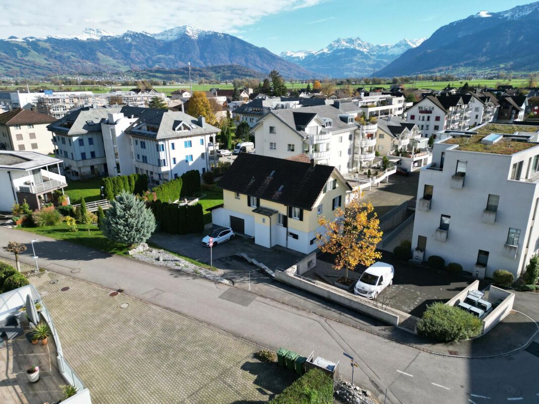 Wohngebiet mit Bergpanorama