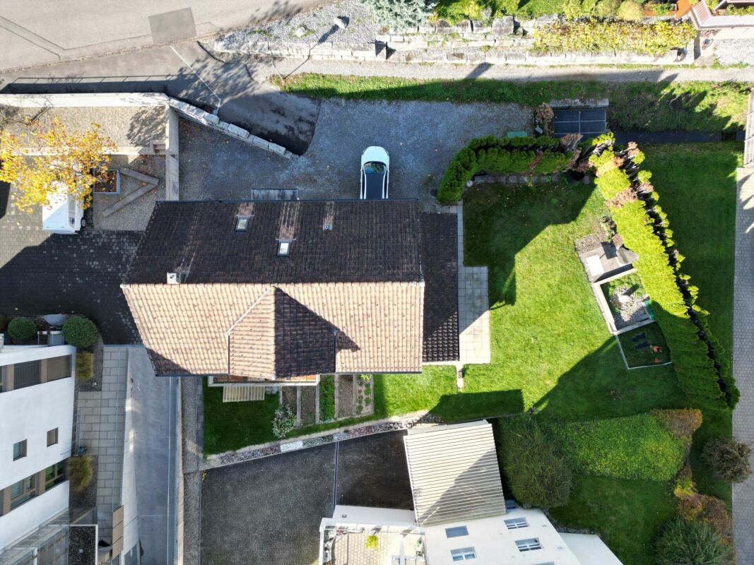 Luftaufnahme eines Wohnhauses mit Garten und Zufahrt