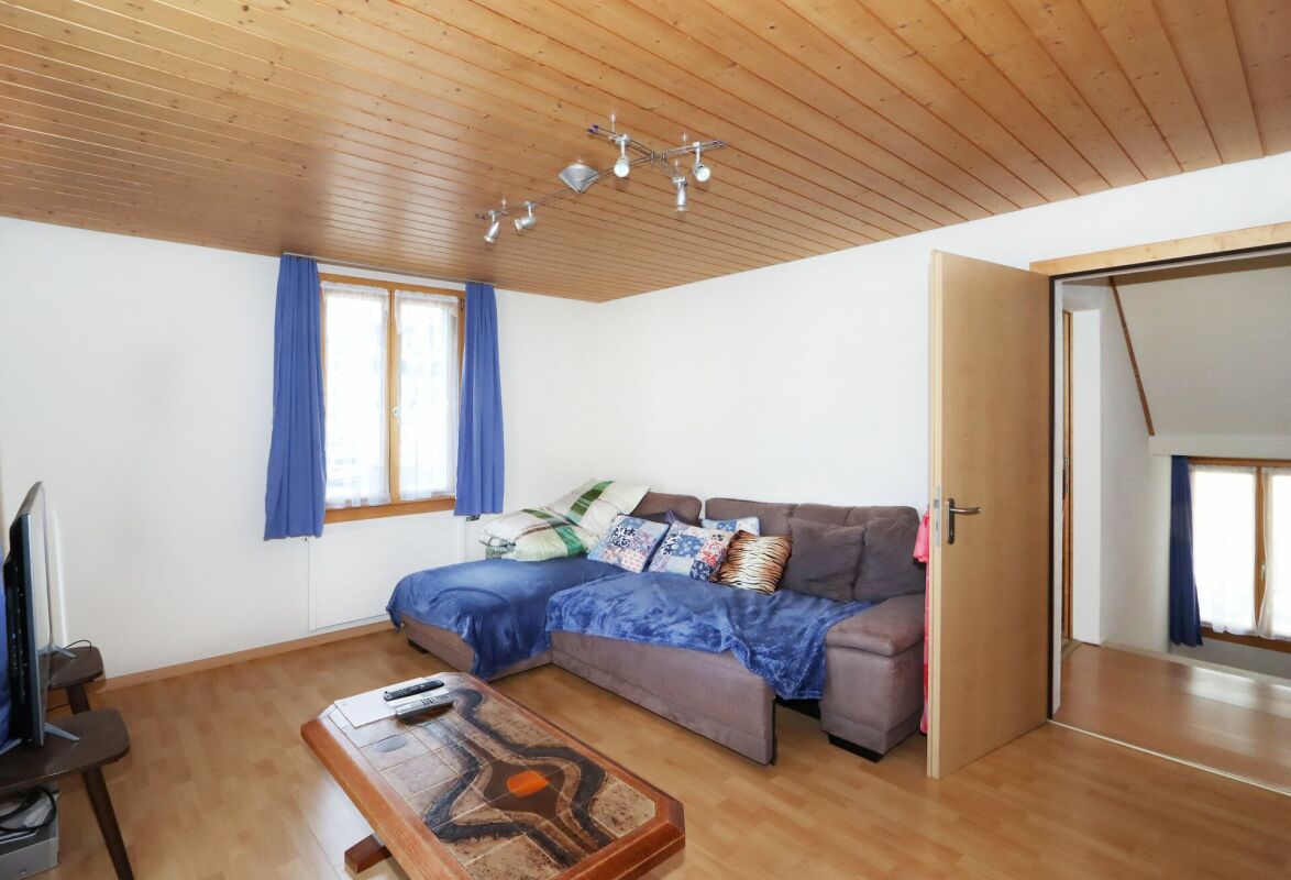 Wohnzimmer mit Dachschräge und Schlafsofa