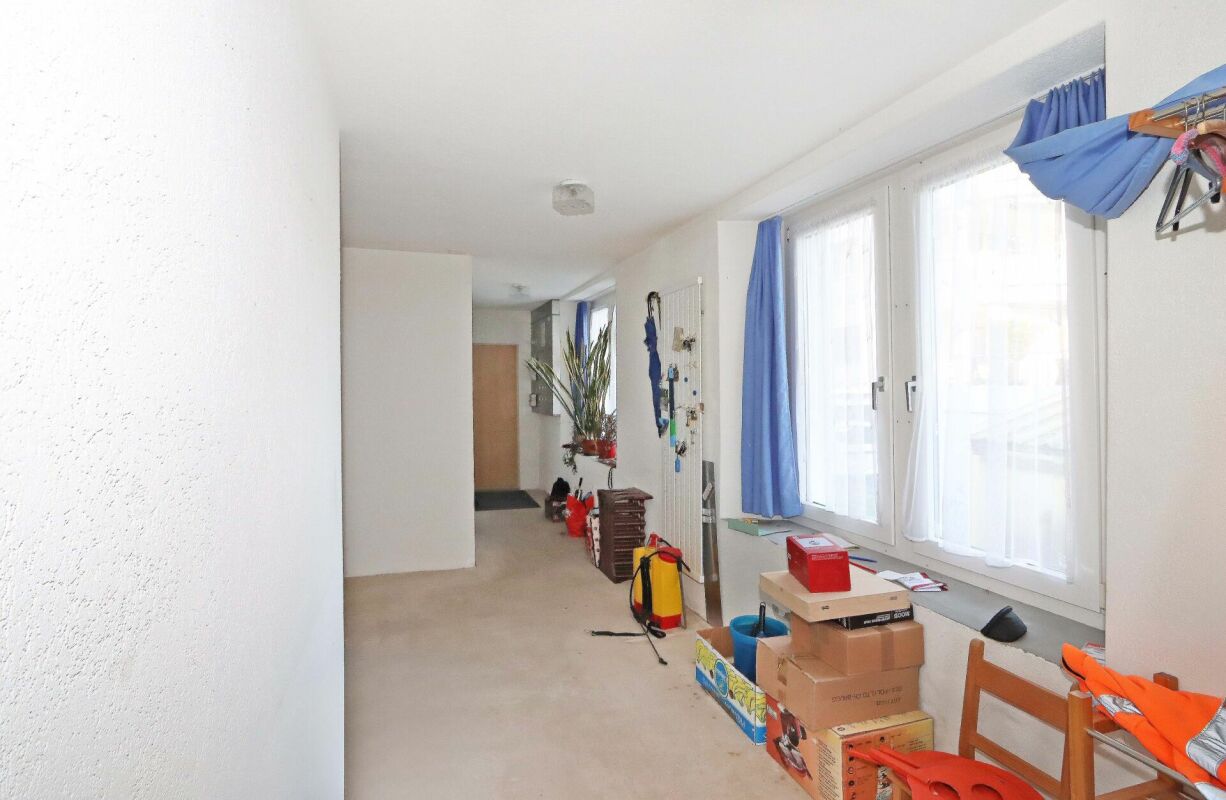Flur mit Fensterbank und Abstellbereich