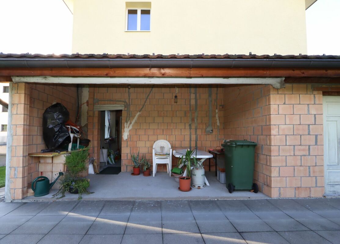 Überdachte Außenfläche mit Abstellbereich